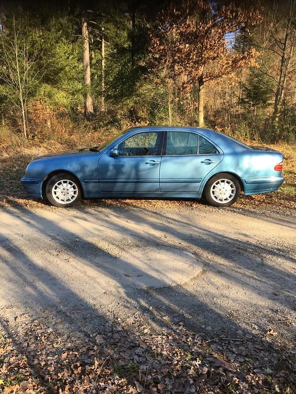 Gebraucht Mercedes E200 Elegance 136 PS (100 kW) 1999 Blau Limousine