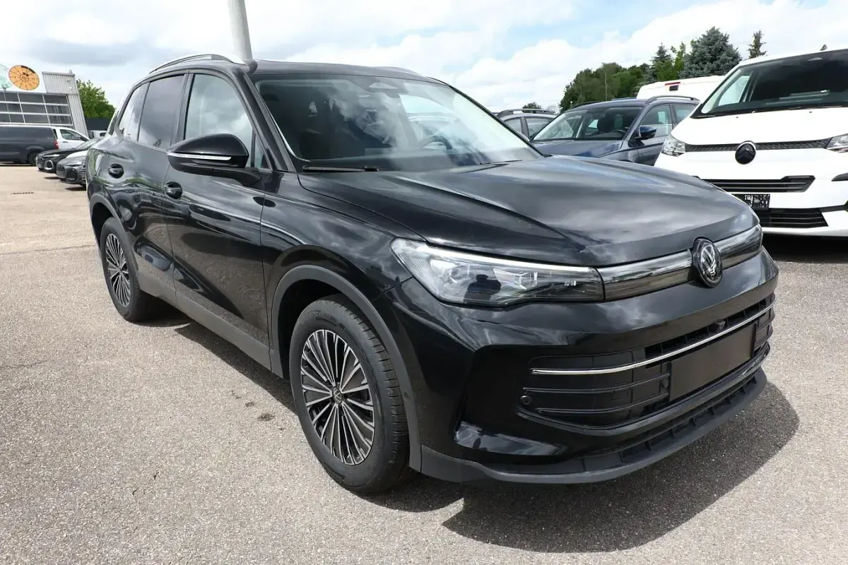 Neu VW Tiguan IQ Drive 150 PS (110 kW) 2026 Grenadillschwarz metallic SUV