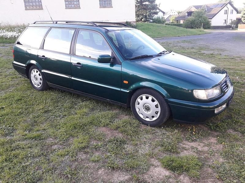 Grün Gebraucht 1995 VW Passat Kombi | 1.280 € - Bild 1/4
