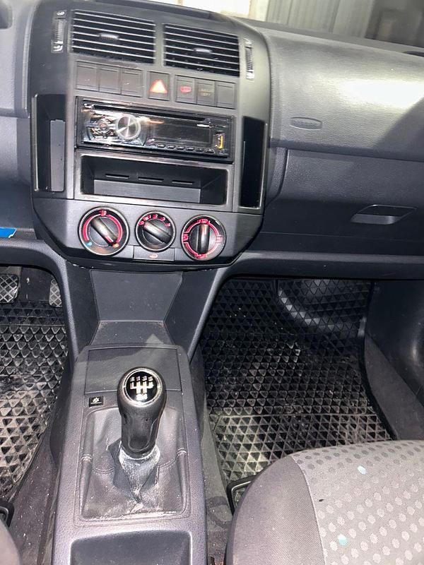 Gebraucht VW Polo Basis 64 PS (47 kW) 2003 Grau Limousine