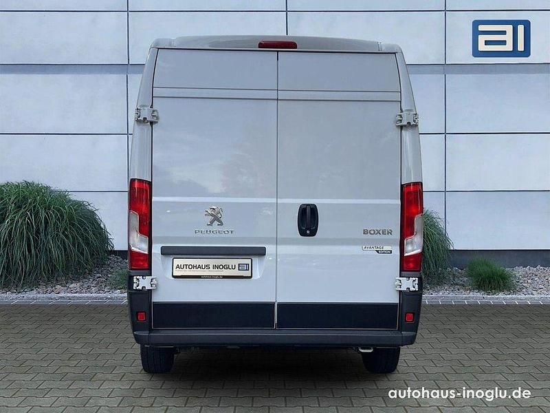 Gebraucht Peugeot Boxer 140 PS (102 kW) 2021 Lackierung weiss icy/deckende lackierung Van