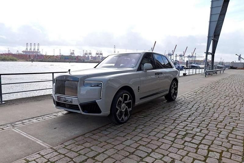 Neu Rolls Royce Cullinan 544 PS (400 kW) 2026 Crystal over selby grey SUV