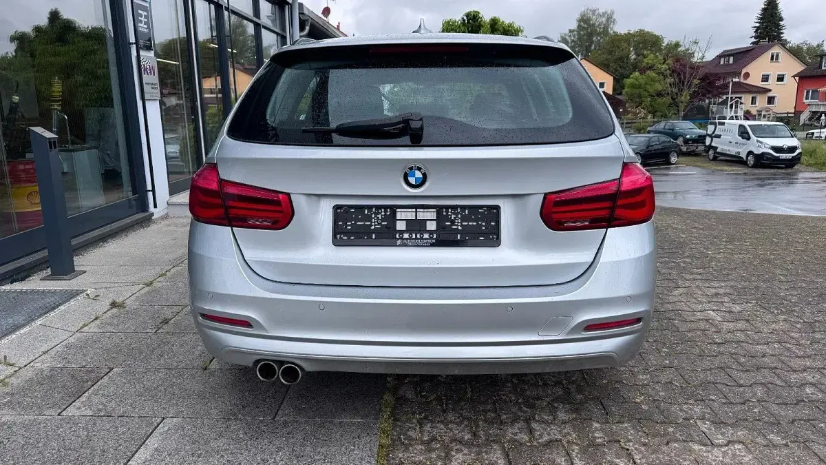 Gebraucht BMW 330 Advantage 258 PS (189 kW) 2016 Glaciersilber metallic Kombi
