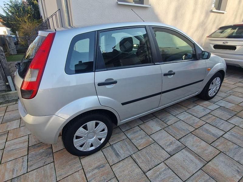 Gebraucht Ford Fiesta 80 PS (58 kW) 2003 Silber Kleinwagen
