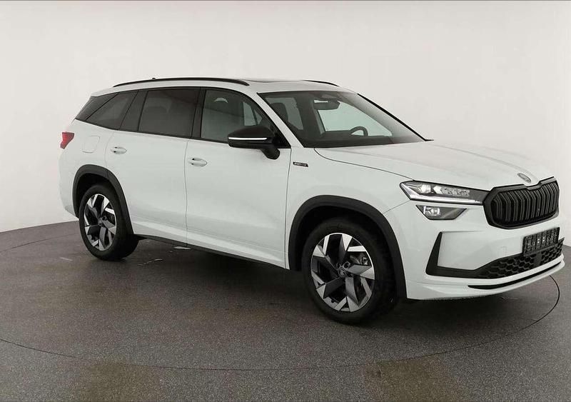 Moon white metallic Neu 2025 Skoda Kodiaq SportLine SUV | 45.595 € (Fairer Preis) - Bild 1/4