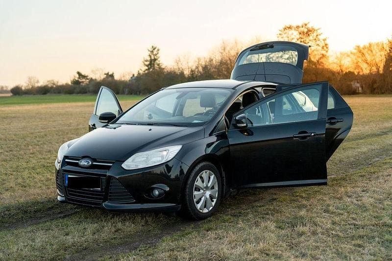 Gebraucht Ford Focus Trend 116 PS (85 kW) 2011 Schwarz Limousine