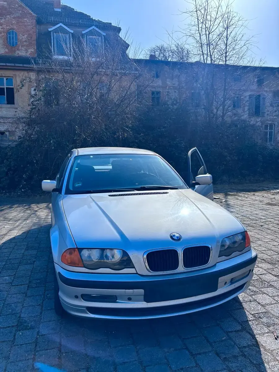 Gebraucht BMW 318 119 PS (87 kW) 1998 Silber Limousine
