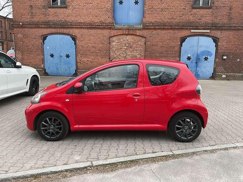 Gebraucht Toyota Aygo 68 PS (50 kW) 2009 Rot Kleinwagen
