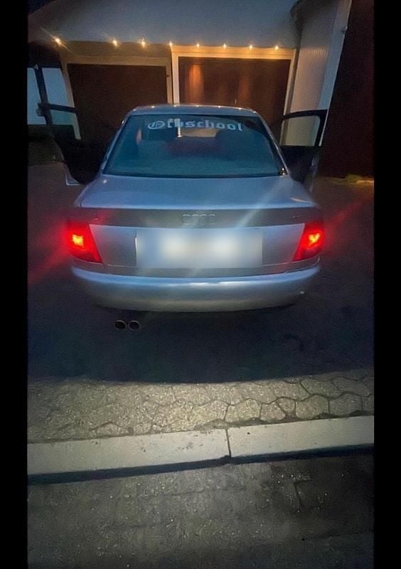 Second-hand Audi A4 125 CP (91 kW) 1994 Gri Berlinǎ