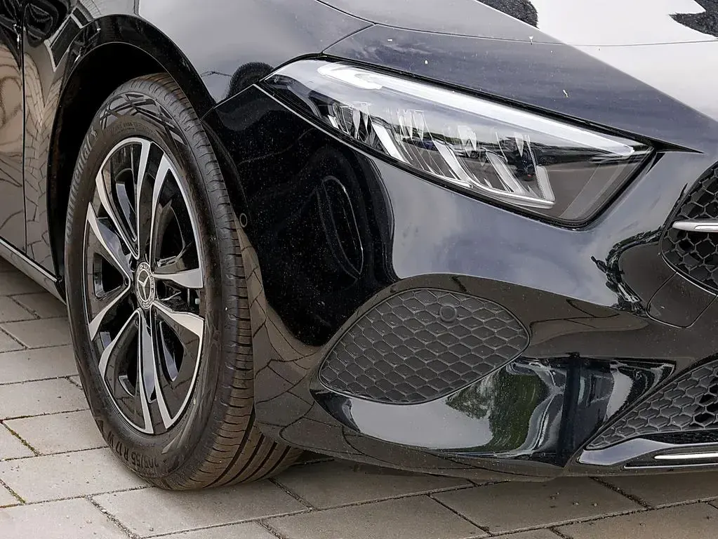 Gebraucht Mercedes A200 Progressive 163 PS (119 kW) 2025 Metalliclack kosmosschwarz Limousine