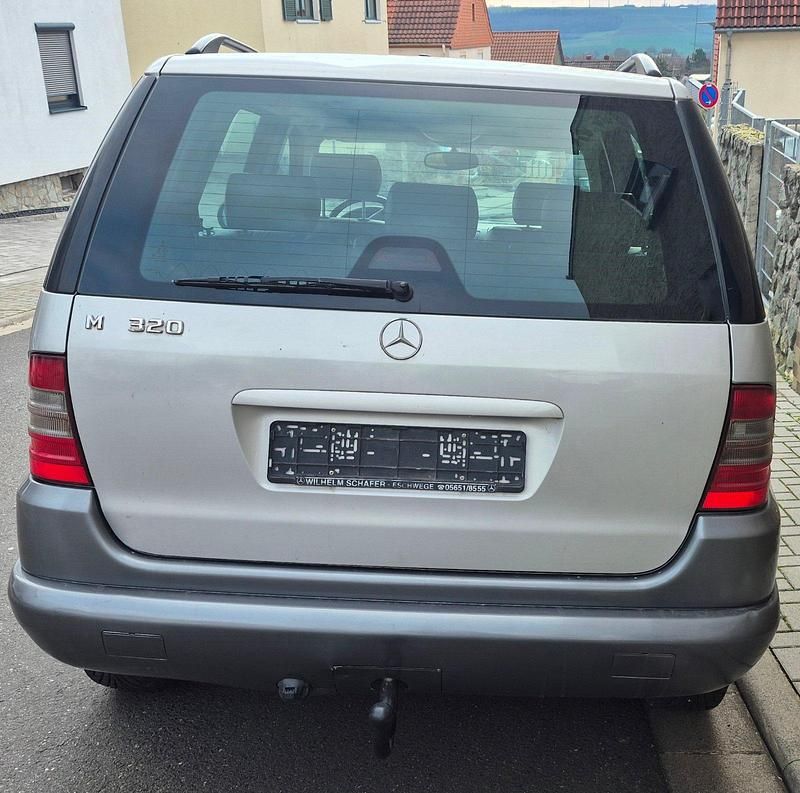 Gebraucht Mercedes ML320 218 PS (160 kW) 1999 Silber SUV