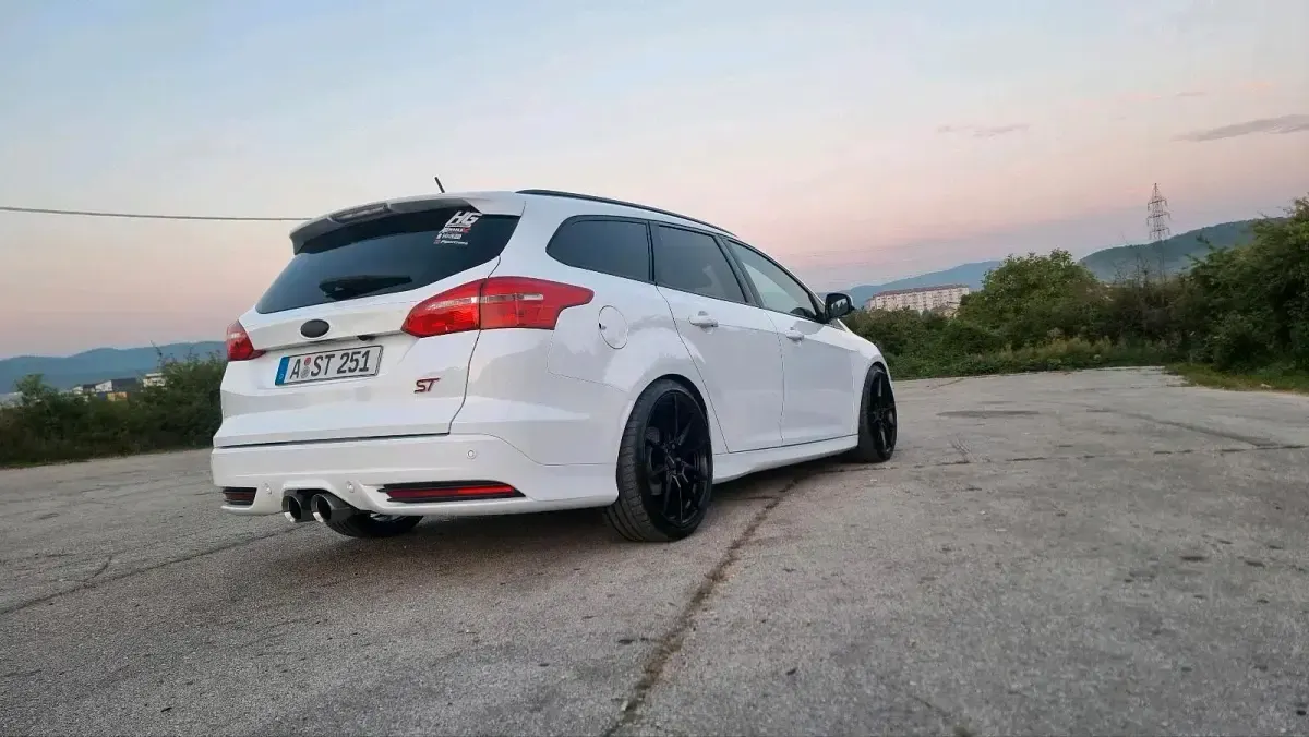 Gebraucht Ford Focus ST 250 PS (183 kW) 2018 Weiß Kombi