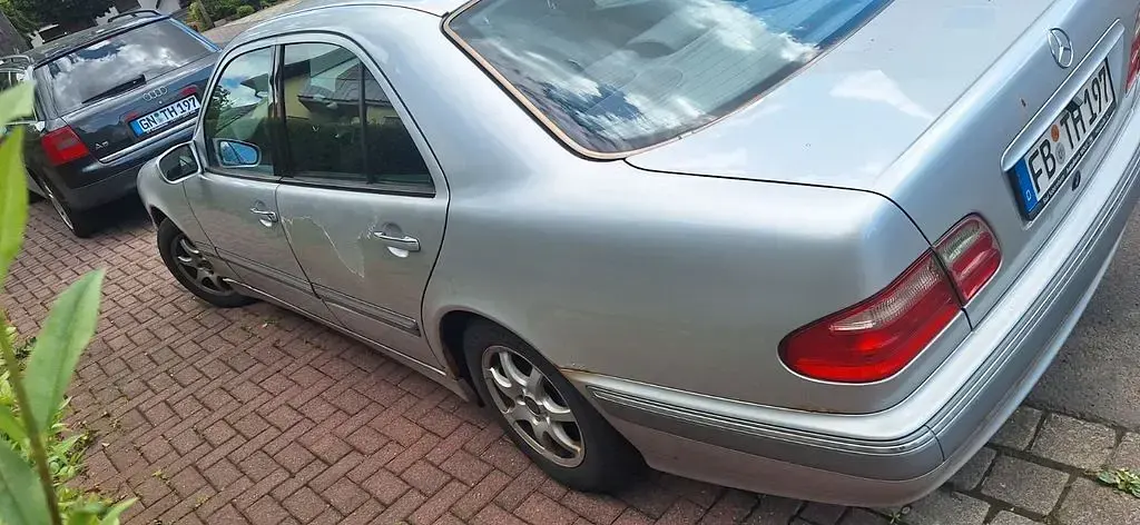 Gebraucht Mercedes E200 Elegance 163 PS (119 kW) 2001 Silber Limousine