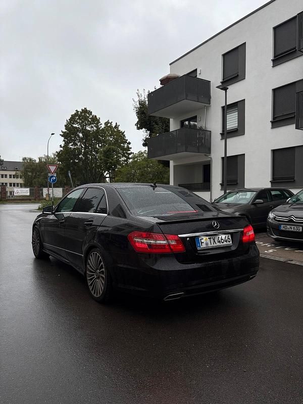 Gebraucht Mercedes E220 170 PS (125 kW) 2011 Schwarz Limousine