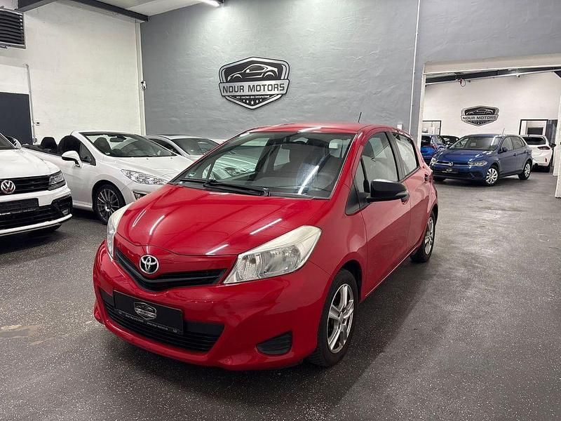 Gebraucht Toyota Yaris Cool 69 PS (50 kW) 2012 Rot Limousine