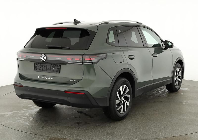 Cipressinogrün metallic Neu 2025 VW Tiguan Life SUV | 38.684 € (Teuer) - Bild 1/4