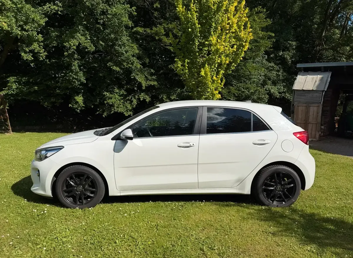 Gebraucht Kia Rio Spirit 90 PS (66 kW) 2017 Weiß Limousine