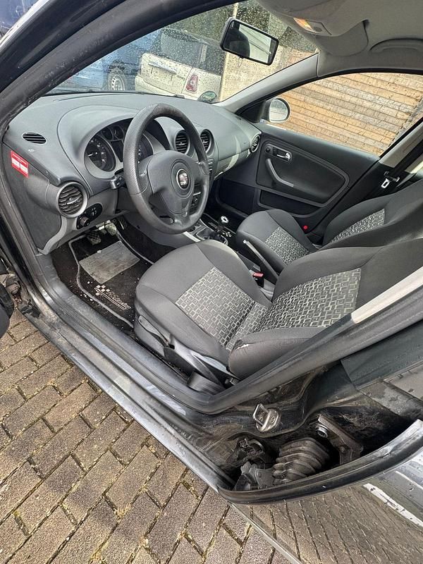 Grau Gebraucht 2010 Seat Ibiza Kleinwagen | 2.090 € (Superpreis) - Bild 1/4