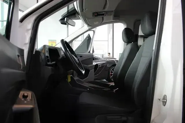 Second-hand VW Caddy 122 CP (89 kW) 2022 Alb Monovolum
