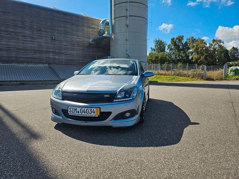 Silber Gebraucht 2006 Opel Astra GTC Cosmo Coupé | 3.799 € (Teuer) - Bild 1/4