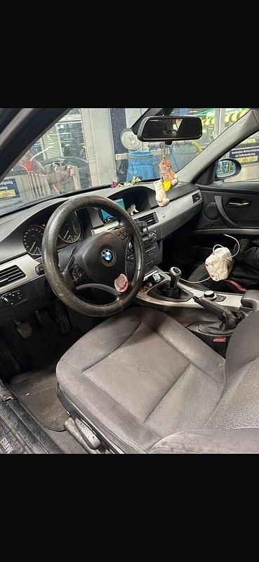 Schwarz Gebraucht 2007 BMW 320 Kombi | 1.800 € (Superpreis) - Bild 1/4