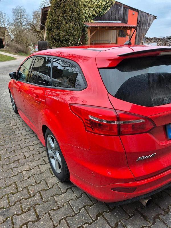 Gebraucht Ford Focus ST-Line 140 PS (102 kW) 2018 Rot Kombi