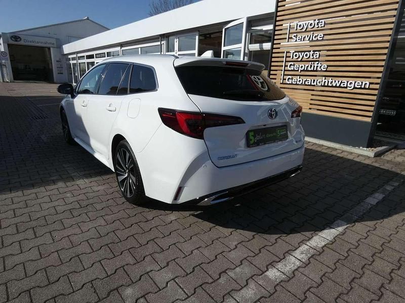Neu Toyota Corolla 178 PS (130 kW) 2026 Super white 2 Kombi