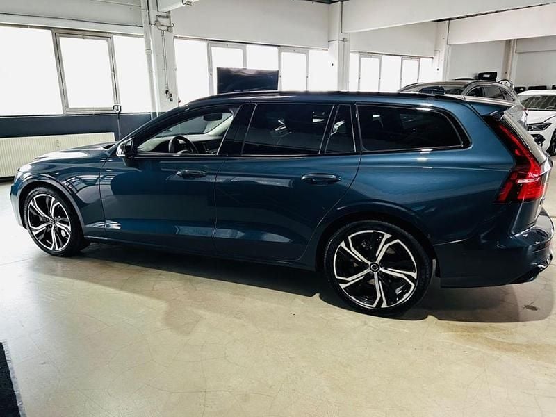 Gebraucht Volvo V60 Plus 197 PS (144 kW) 2024 Blau Kombi