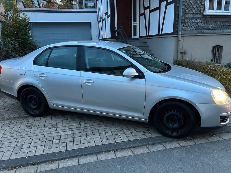 Gebraucht VW Jetta 105 PS (77 kW) 2007 Silber Limousine