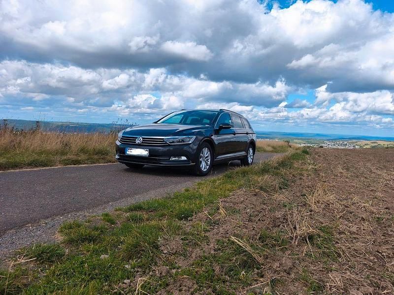 Grau Gebraucht 2019 VW Passat Kombi | 11.800 € (Superpreis) - Bild 1/4