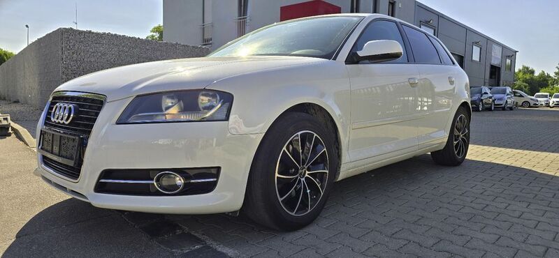 Weiß Gebraucht 2011 Audi A3 Sportback Ambition Limousine | 5.390 € (Superpreis) - Bild 1/4