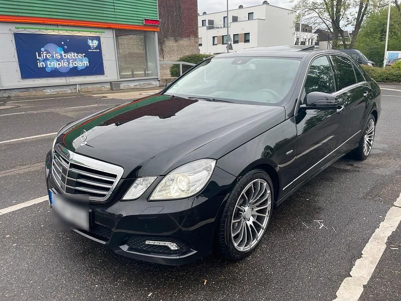 Schwarz Gebraucht 2009 Mercedes E220 Avantgarde Limousine | 10.500 € (Fairer Preis) - Bild 1/4
