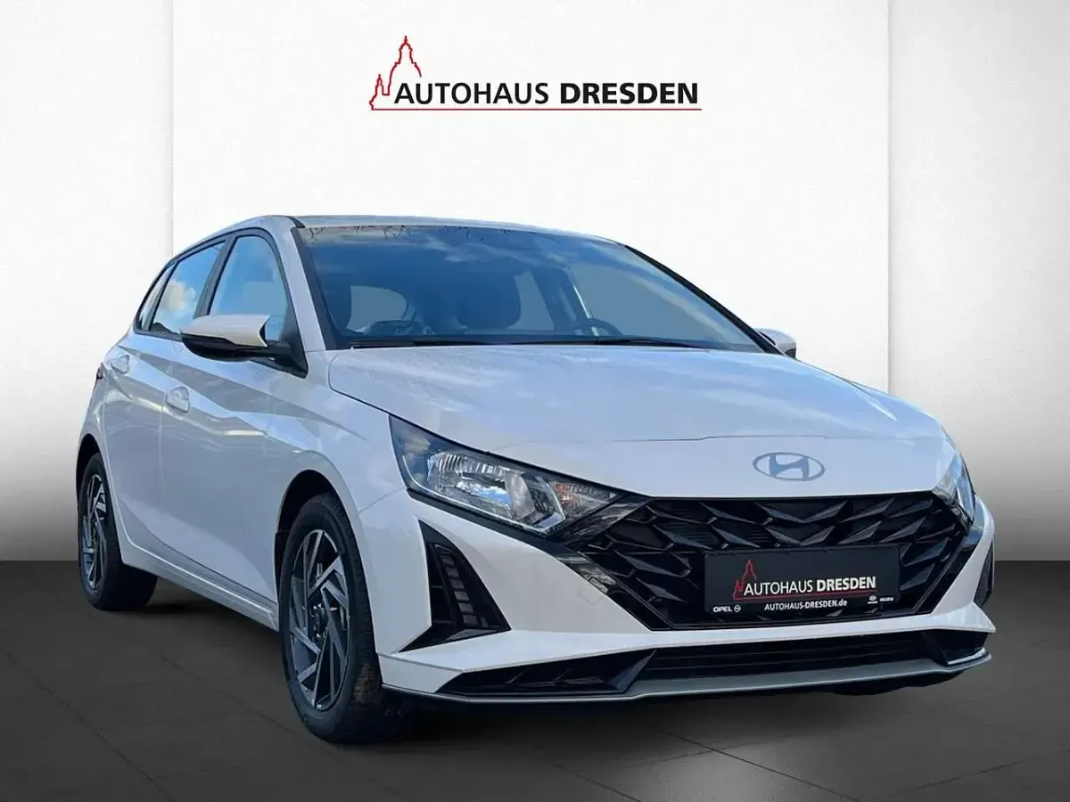 Gebraucht Hyundai i20 Trend 101 PS (74 kW) 2025 Atlas white / sol Limousine