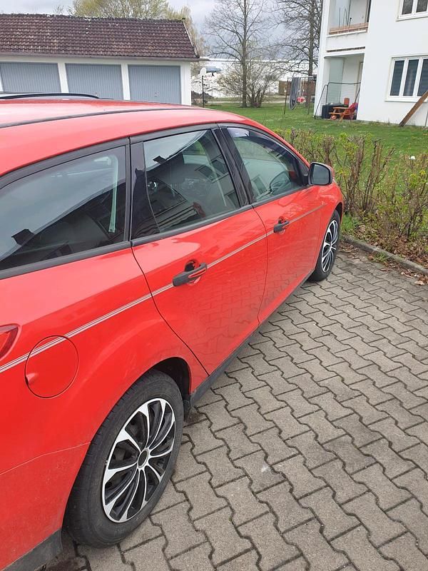 Second-hand Ford Focus 100 CP (73 kW) 2014 Roșu Break