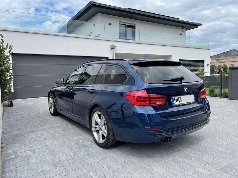 Blau Gebraucht 2016 BMW 320 Sport Line Kombi | 12.500 € (Teuer) - Bild 1/4