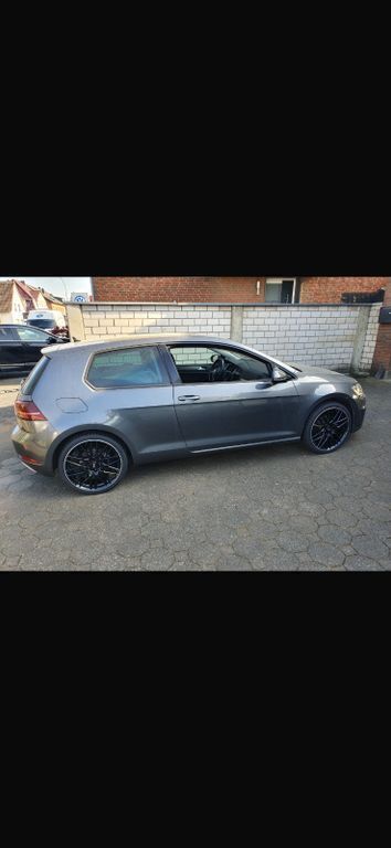 Grau Gebraucht 2017 VW Golf VII Comfortline Limousine | 16.400 € (Guter Preis) - Bild 1/4