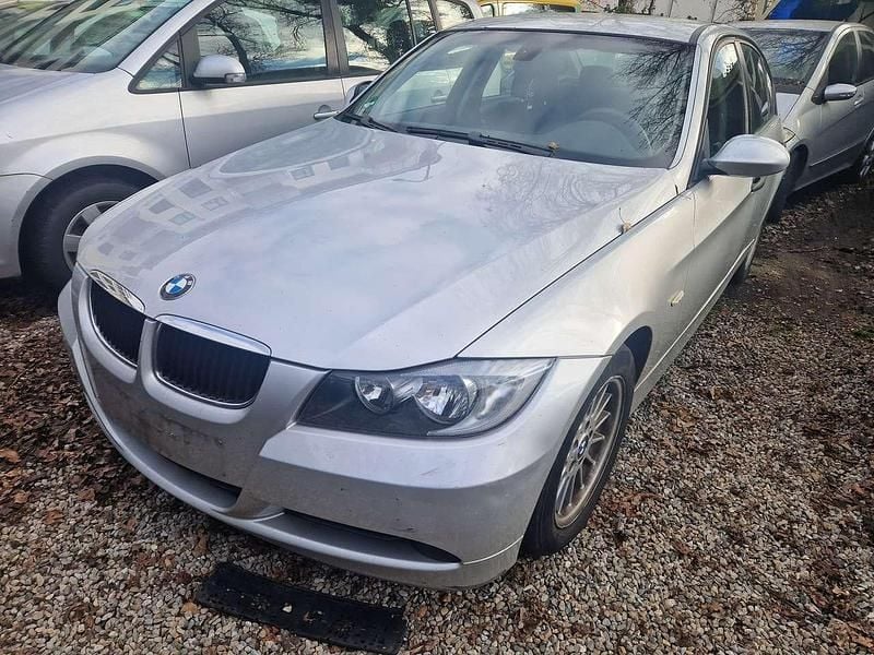 Titansilber metallic Gebraucht 2006 BMW 318 Limousine | 1.699 € (Superpreis) - Bild 1/4