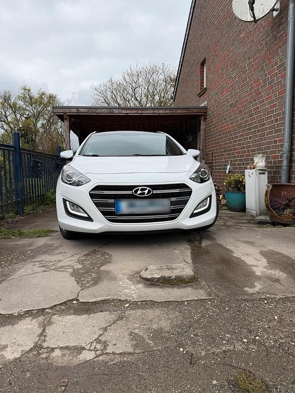 Gebraucht Hyundai i30 110 PS (80 kW) 2016 Weiß Kombi