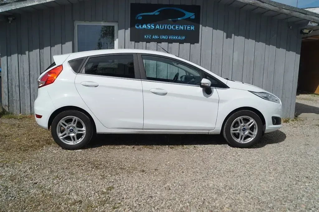 Gebraucht Ford Fiesta Titanium 125 PS (91 kW) 2013 Weiß Limousine