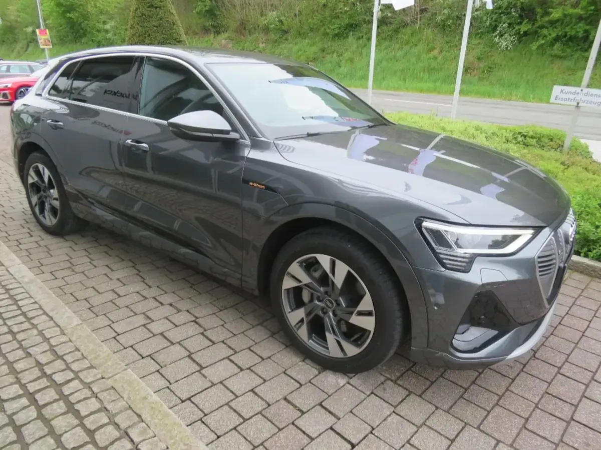 Używany Audi e-tron S-Line 230 kW (313 KM) 2022 Szary SUV