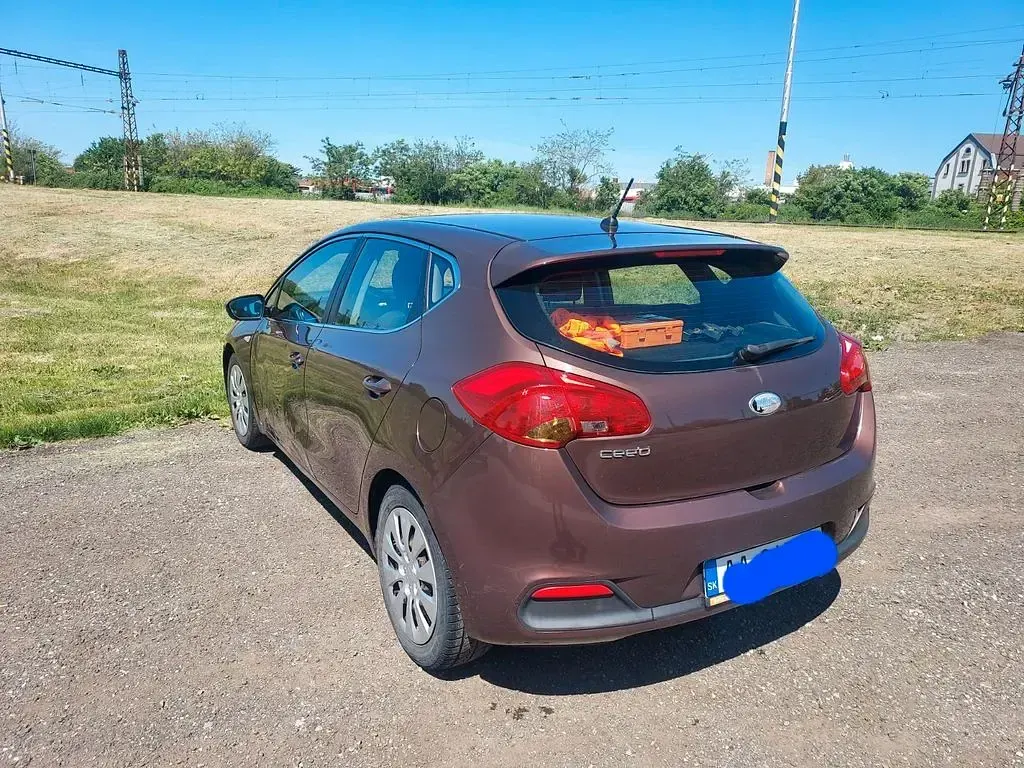 Używany Kia Ceed Attract 99 KM (72 kW) 2014 Brązowy Hatchback