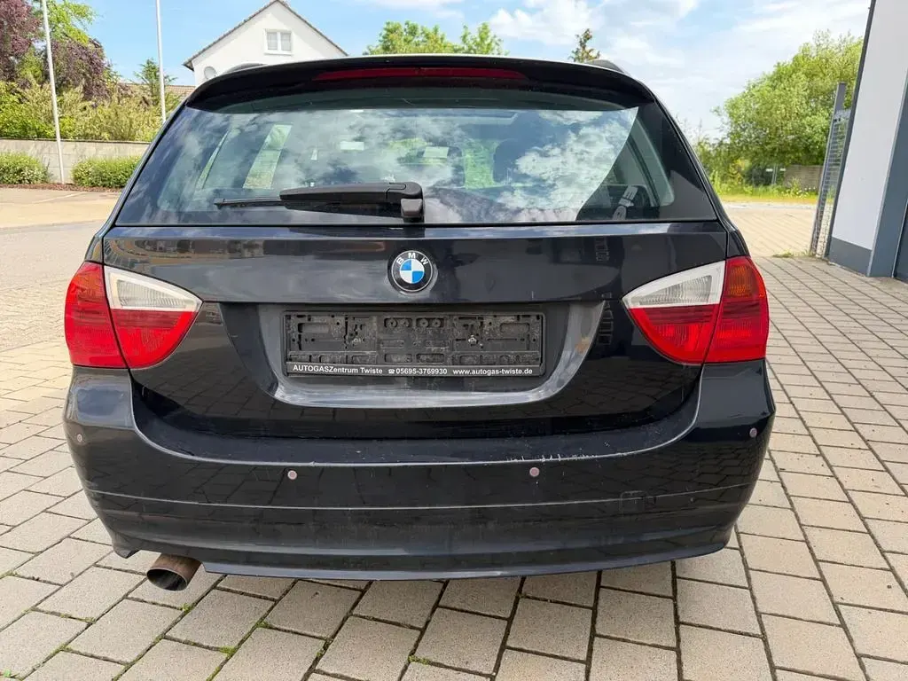 Gebraucht BMW 320 163 PS (119 kW) 2007 Schwarz Limousine