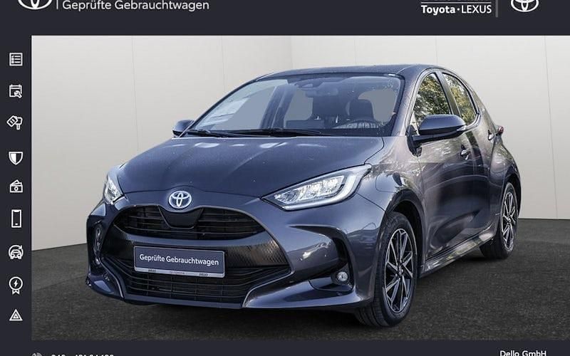 Grau Gebraucht 2021 Toyota Yaris Hybrid Limousine | 18.490 € (Fairer Preis) - Bild 1/4