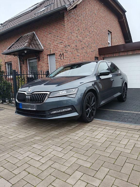 Grau Gebraucht 2020 Skoda Superb Limousine | 22.999 € (Teuer) - Bild 1/3