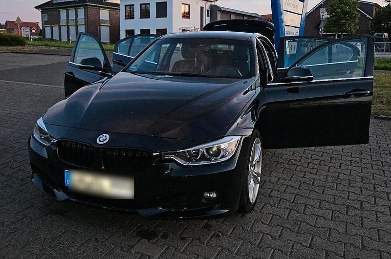 Schwarz Gebraucht 2012 BMW 330 M Sport Limousine | 13.000 € (Superpreis) - Bild 1/4