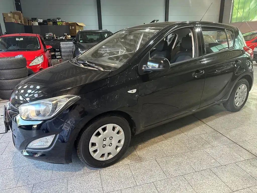 Gebraucht Hyundai i20 Edition 86 PS (63 kW) 2013 Schwarz Kleinwagen