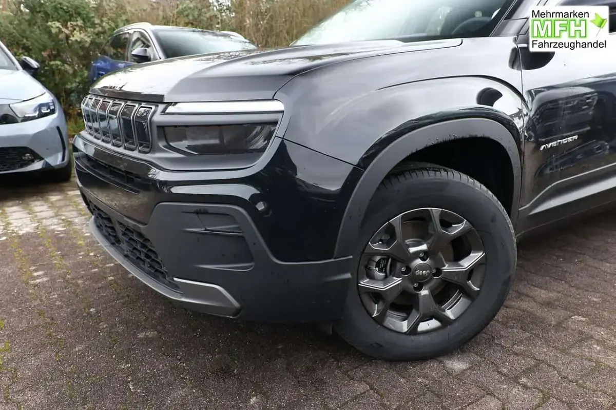 Neu Jeep Avenger Longitude 110 PS (80 kW) 2025 Volcano black SUV