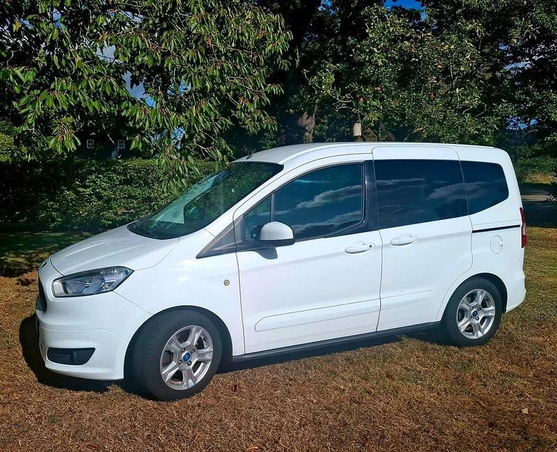 Weiß Gebraucht 2016 Ford Tourneo Courier Trend Van / Kleinbus | 9.900 € (Teuer) - Bild 1/4