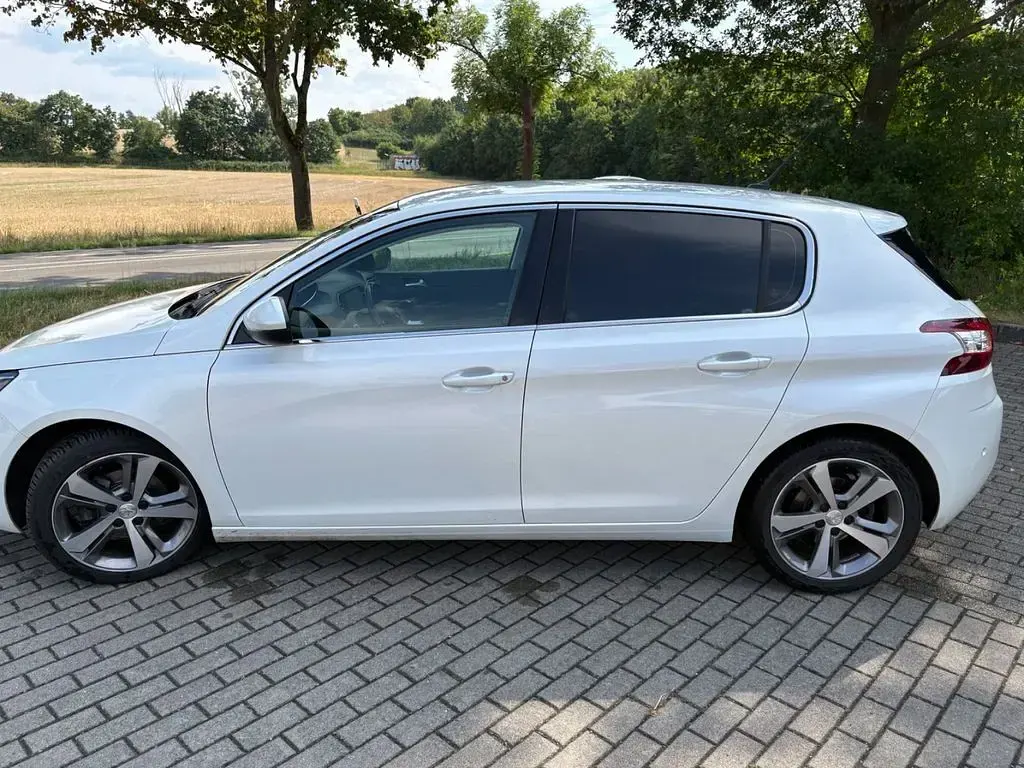 Gebraucht Peugeot 308 Allure 120 PS (88 kW) 2017 Weiß Limousine