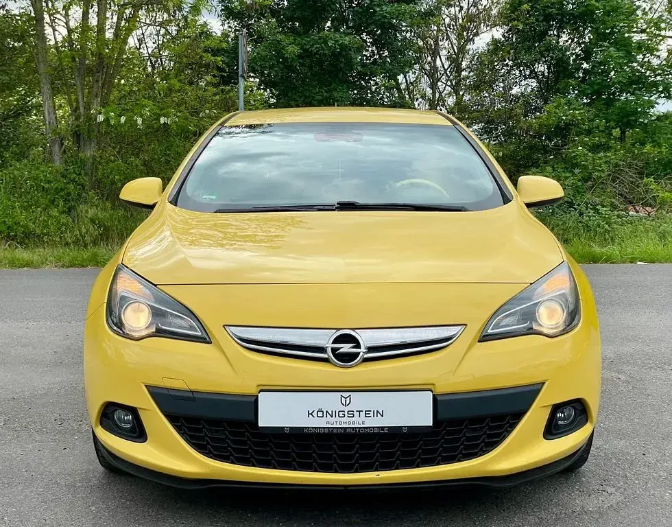 Używany Opel Astra GTC Edition 101 KM (74 kW) 2012 Żółty Coupe